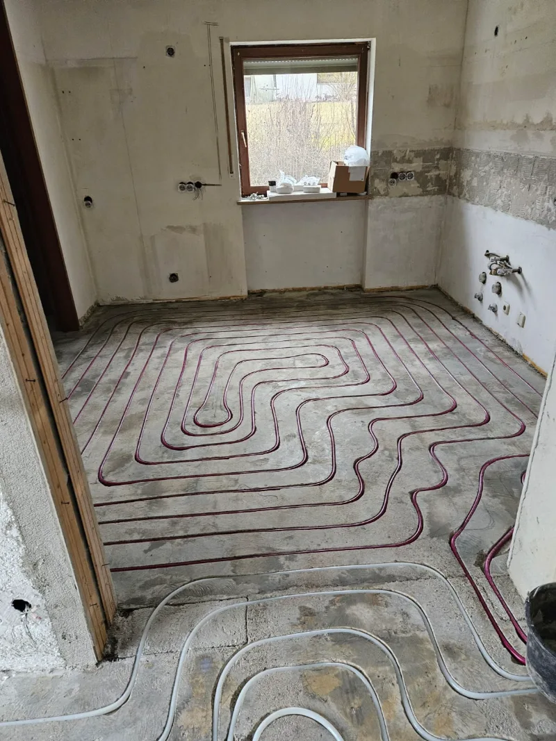 Fertig verlegter Raum mit Markierungen auf dem Estrich vor dem Verfüllen der Nuten.