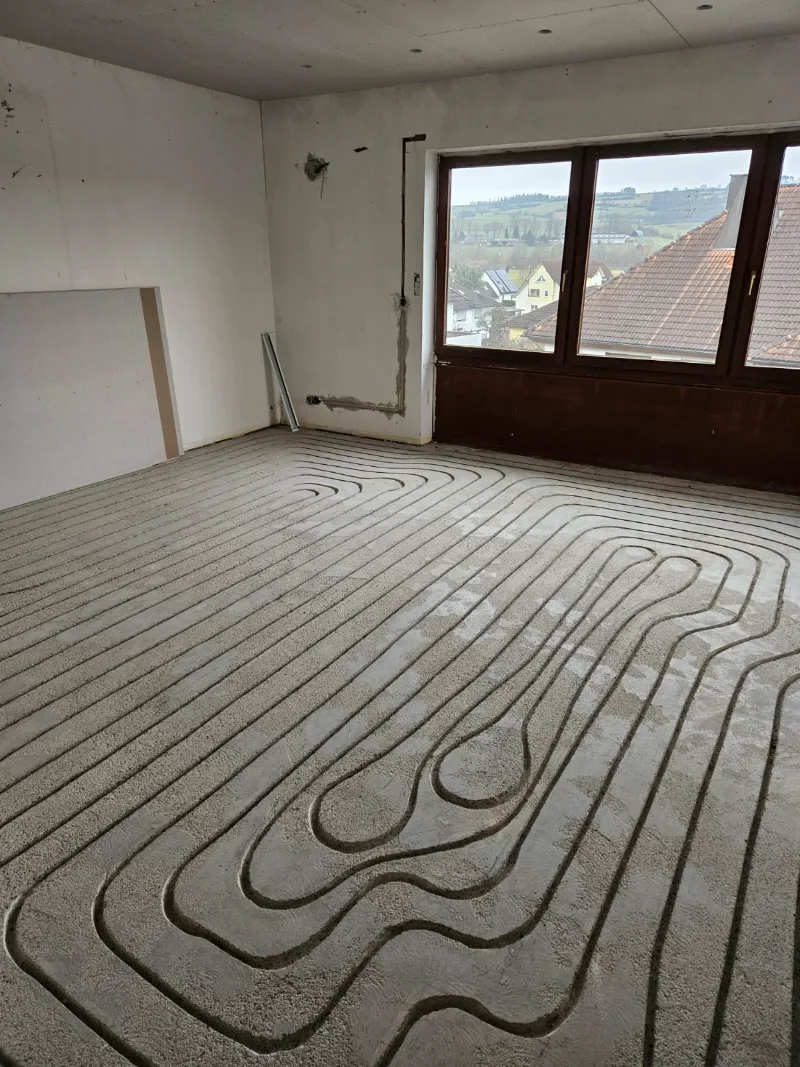 Wohnraum mit Fenster: die Heizrohre liegen vollflächig in den gefrästen Nuten.